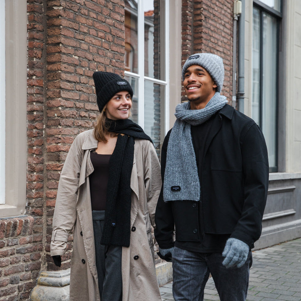 ENSEMBLE BONNET, CHÂLE ET GANTS. LOUP