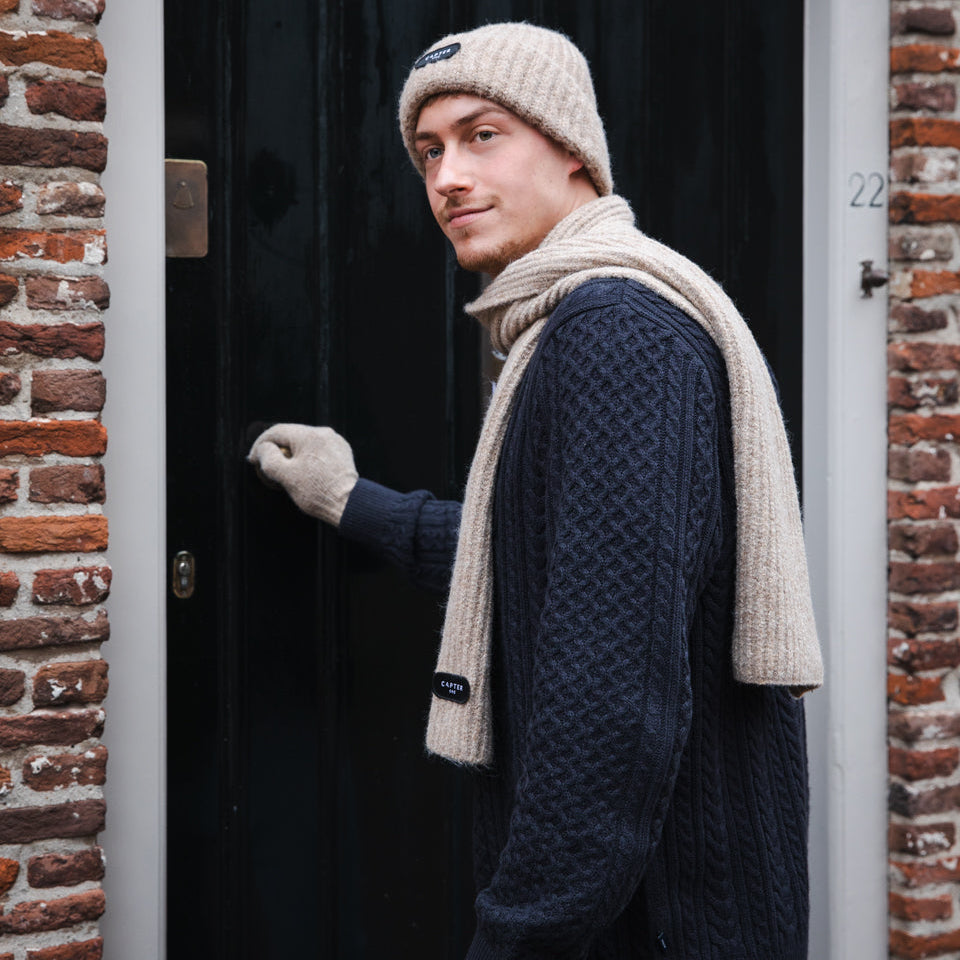 ENSEMBLE BONNET, CHÂLE ET GANTS. CAMEL