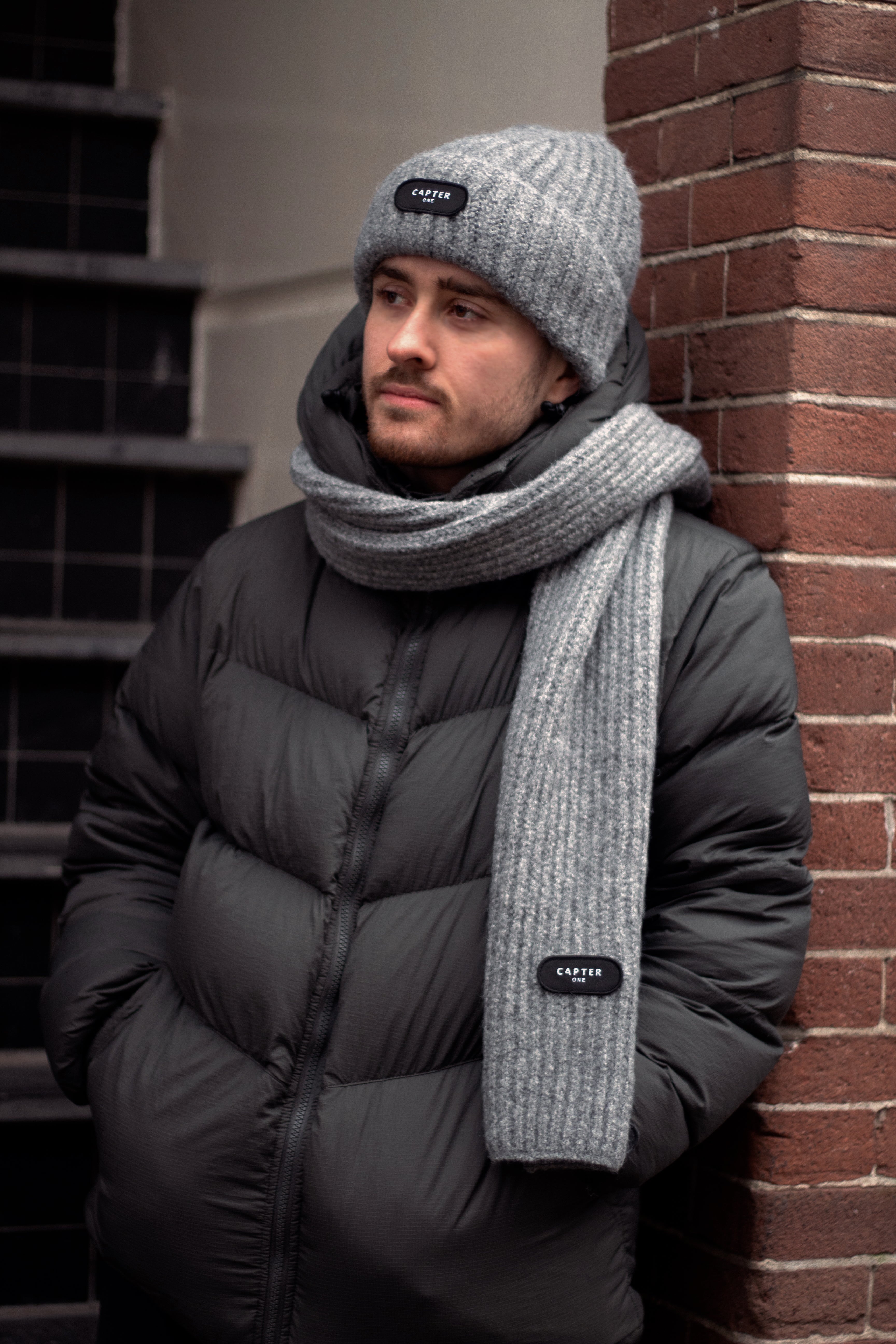 ENSEMBLE BONNET, CHÂLE ET GANTS. LOUP