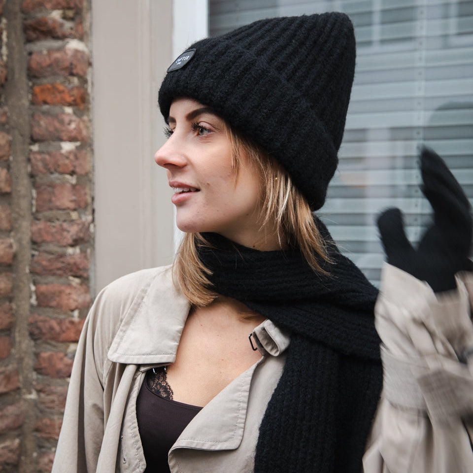 BEANIE, SHAWL AND GLOVES SET. MAKI