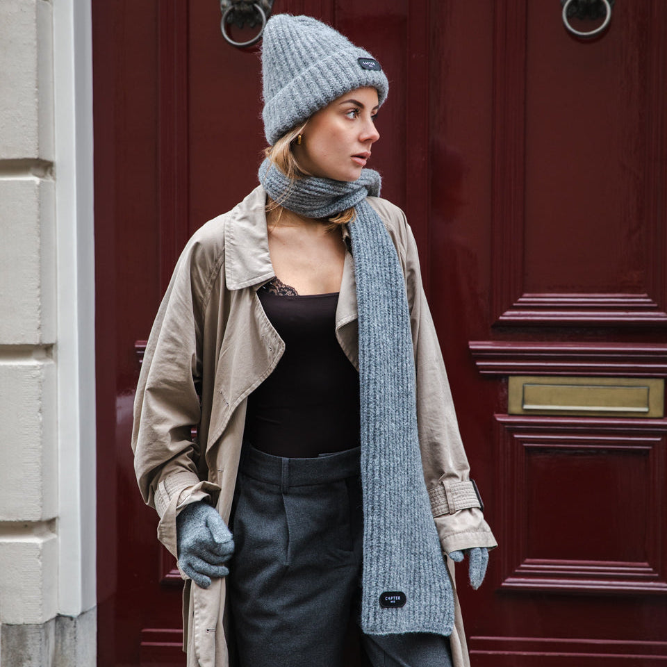 ENSEMBLE BONNET, CHÂLE ET GANTS. LOUP